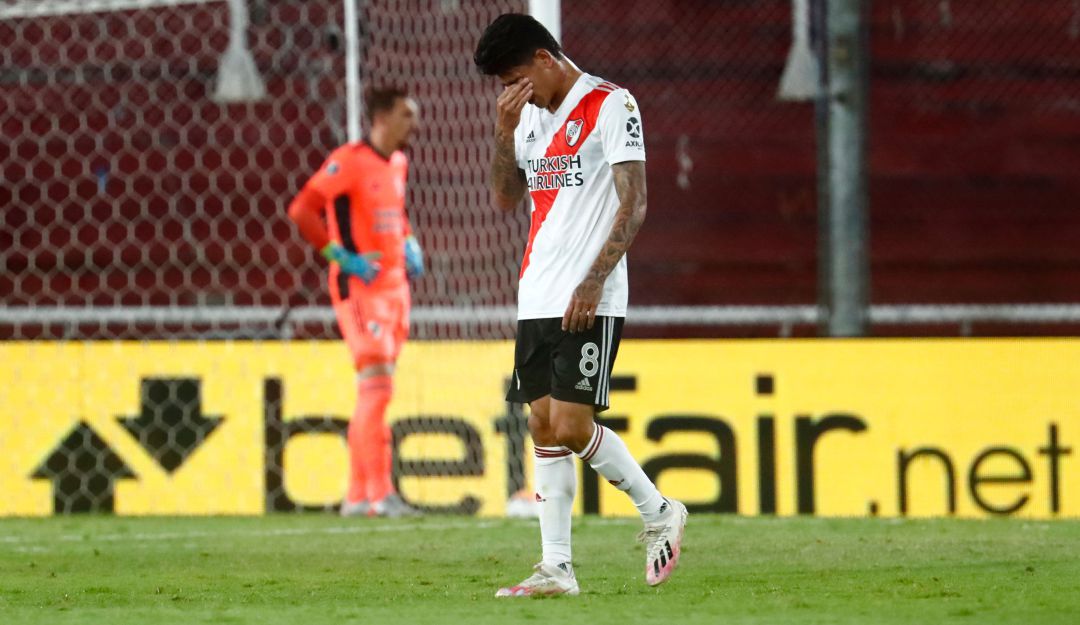 Jorge Carrascal se marchó expulsado del partido por agredir a un rival.