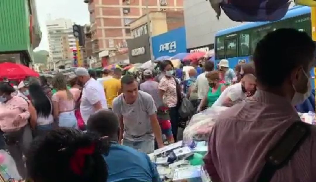 Imágenes de la aglomeración en el centro de Cali