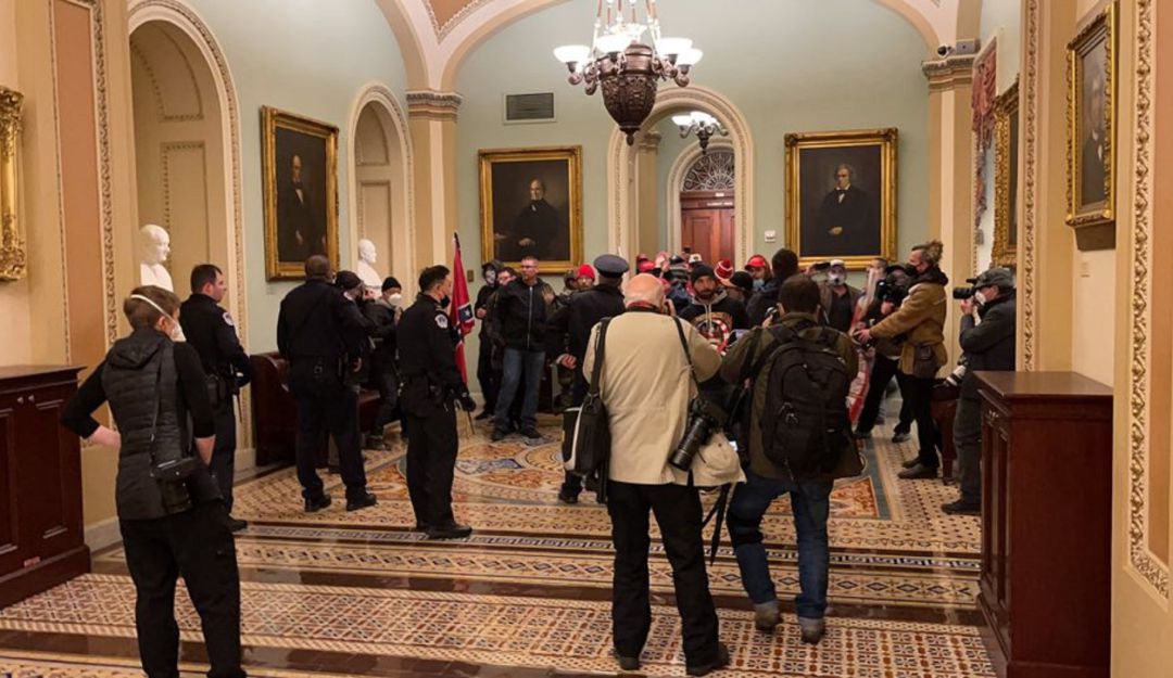 Seguidores de Donald Trump saltan las barreras de seguridad y se infiltran en el Capitolio.