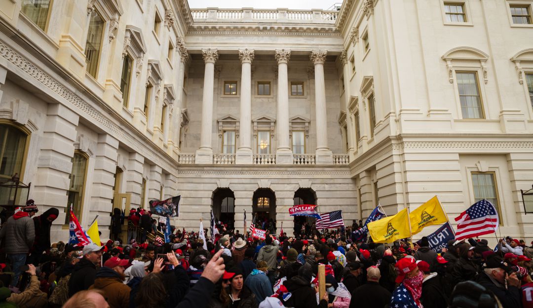 Seguidores de Donald Trump entran a la fuerza al Capitolio de Estados Unidos.