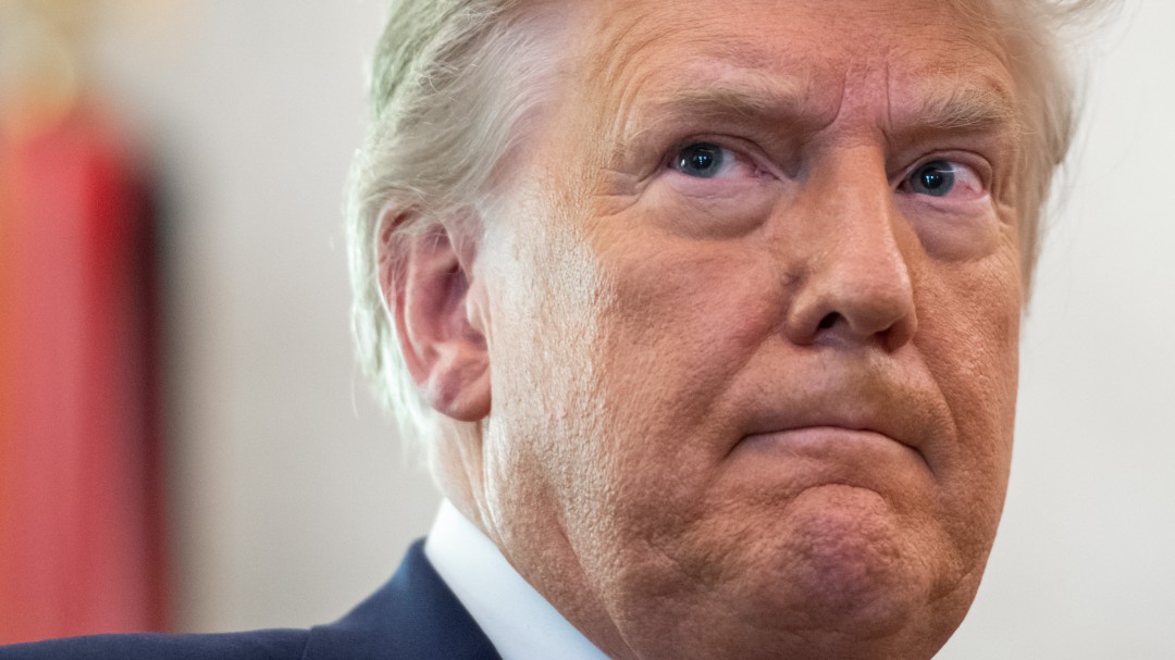 Los bancos siguen a las redes sociales y dan la espalda a Trump