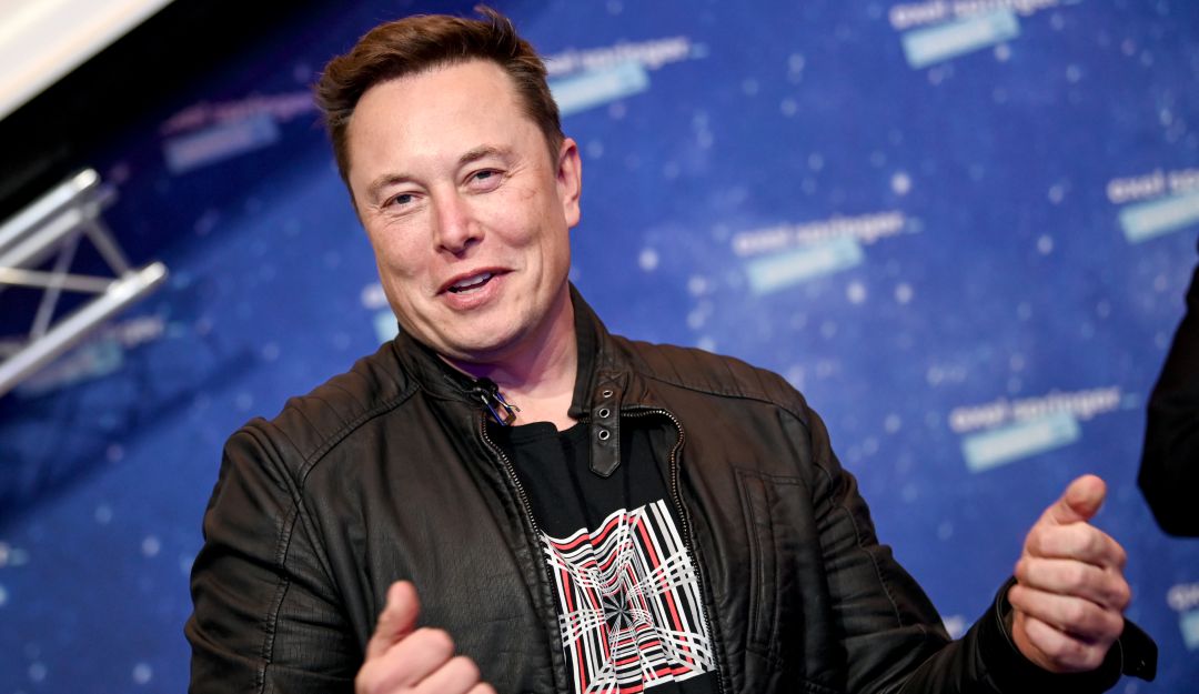Elon Reeve Musk es un físico, emprendedor, empresario y filántropo