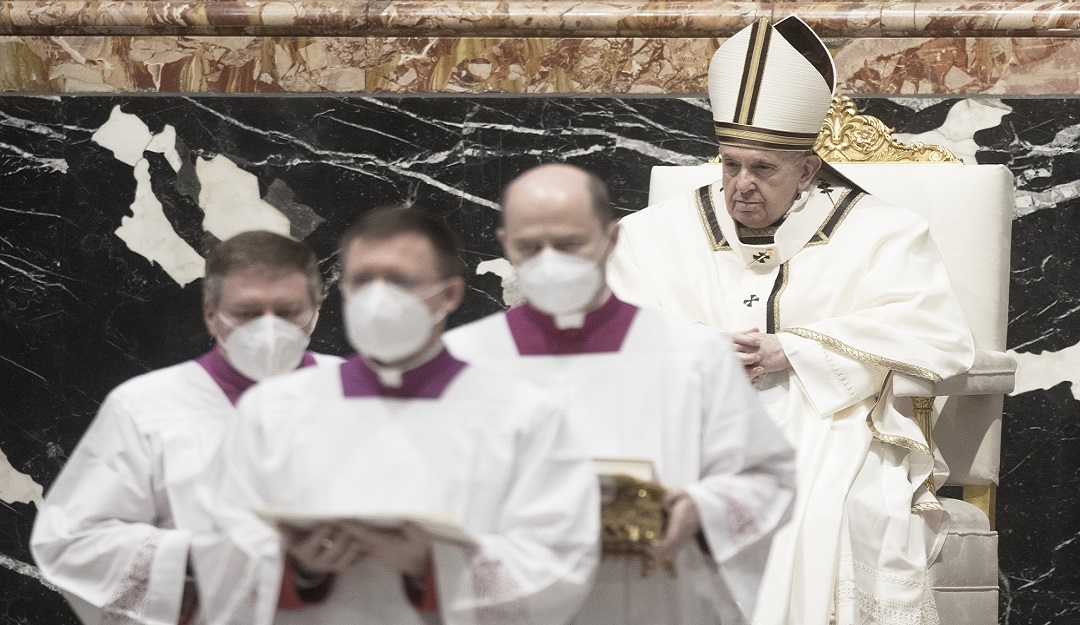 El Papa Francisco durante la celebración del Día de Reyes bajo todos los protocolos de bioseguridad.
