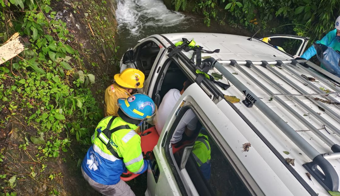El microbus quedó incrustado en la quebrada, tenía la ruta entre Girardot y Cali
