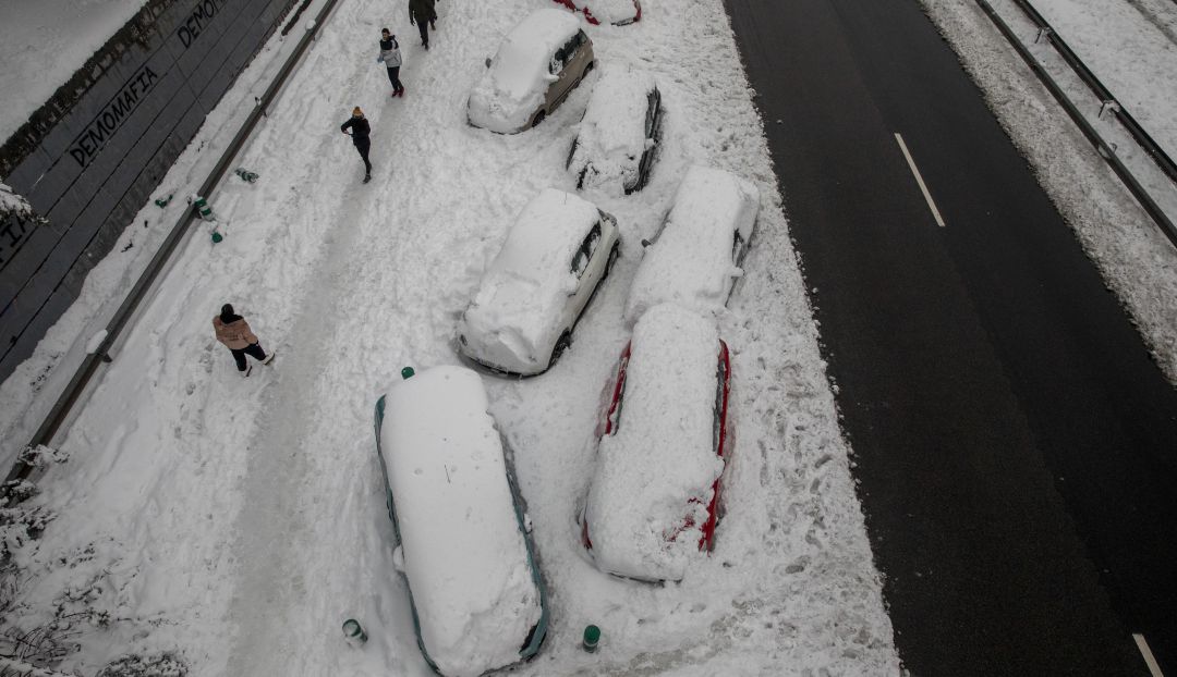 Vehículos atrapados bajo la nieve causada por el temporal Filomena.