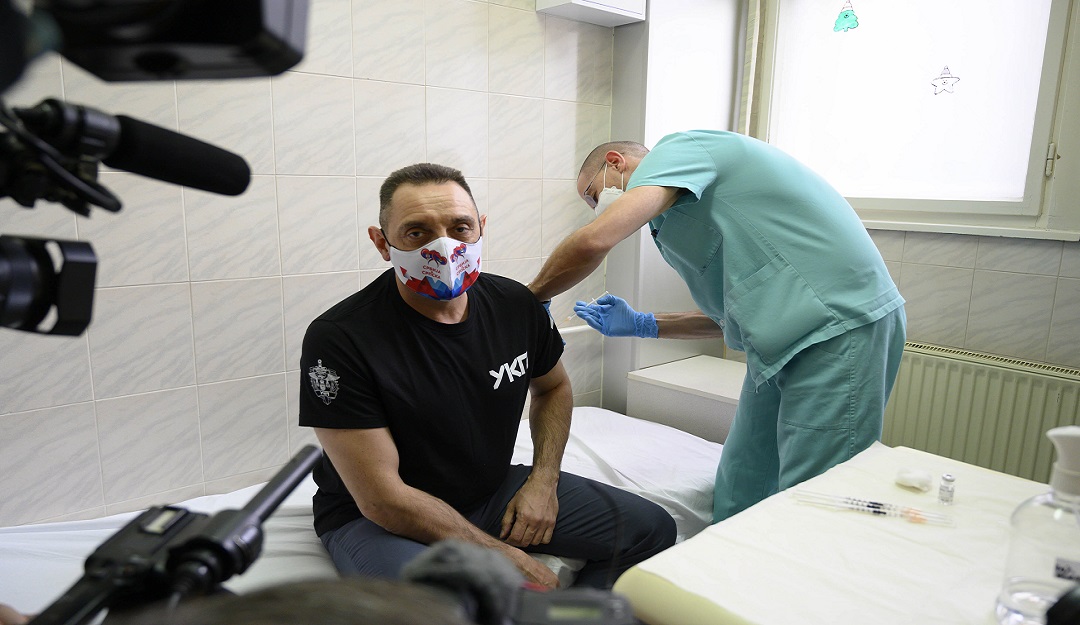El primer ministro de Serbia, Aleksandar Vulin, recibe una dosis de la vacuna Sputnik V contra el coronavirus.