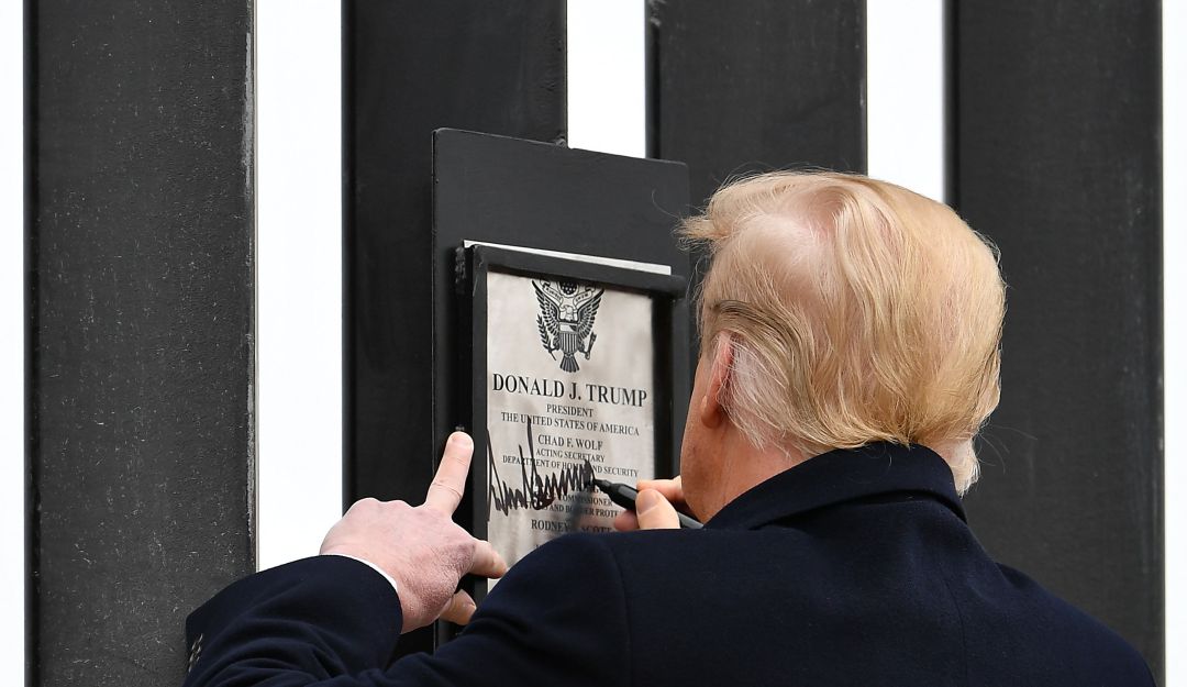 El presidente Donald Trump durante su visita al muro fronterizo que divide México con EE.UU. en Texas.