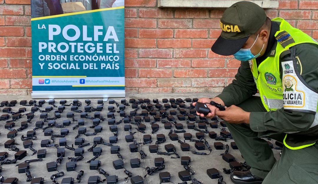 Furgón transportaba accesorios para celulares de contrabando