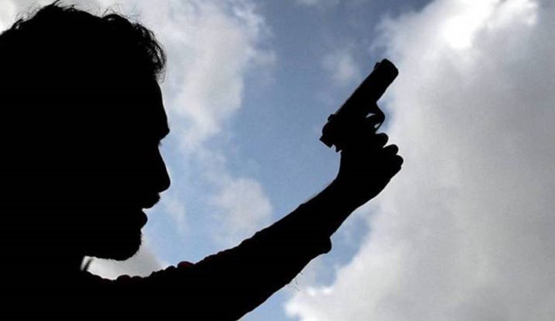 Hombre con un arma de fuego