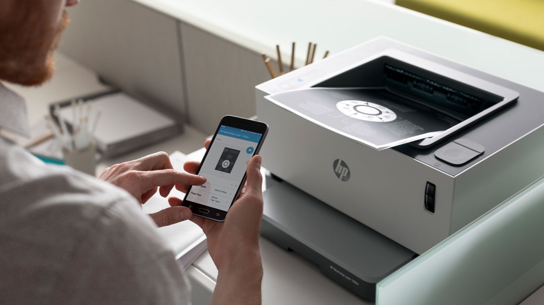 HP lanza impresora hecha 25% con plástico reciclado