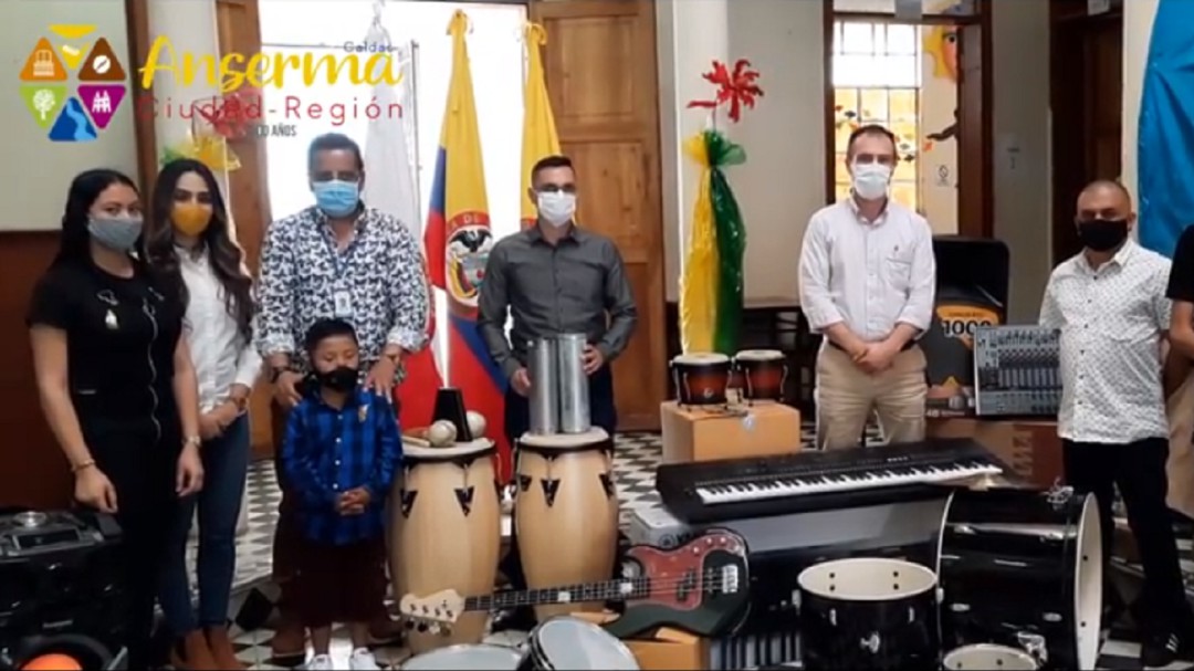 Entregan instrumentos musicales a fundación que había sido robada
