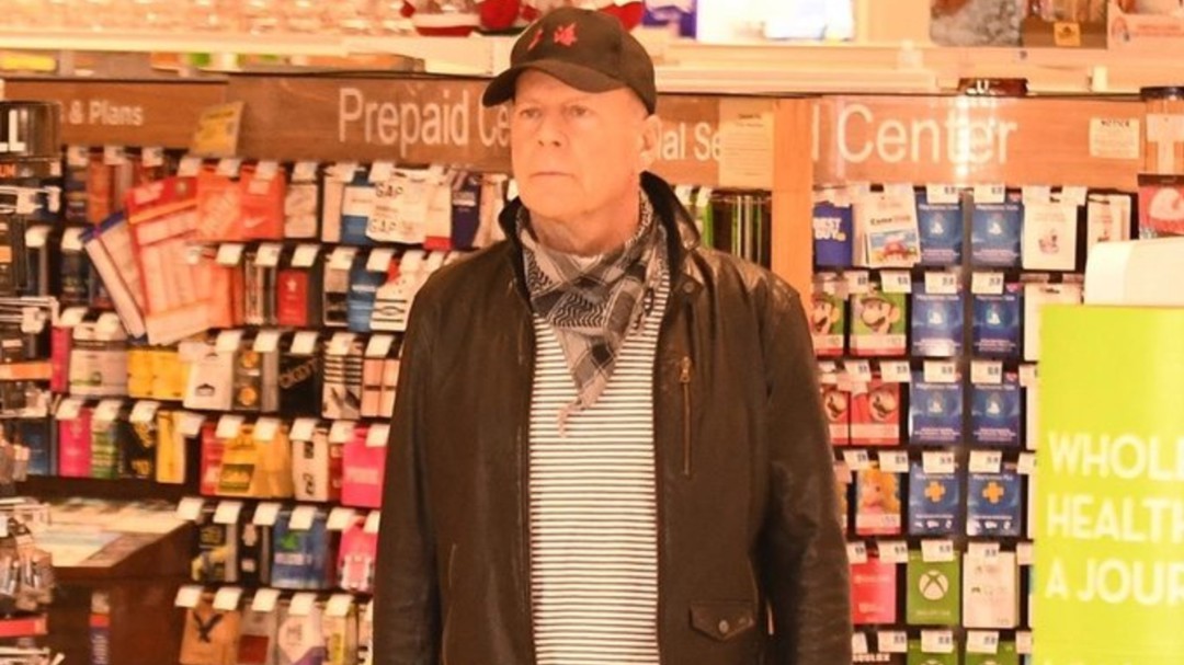 Echan a Bruce Willis de una farmacia al negarse a llevar tapabocas