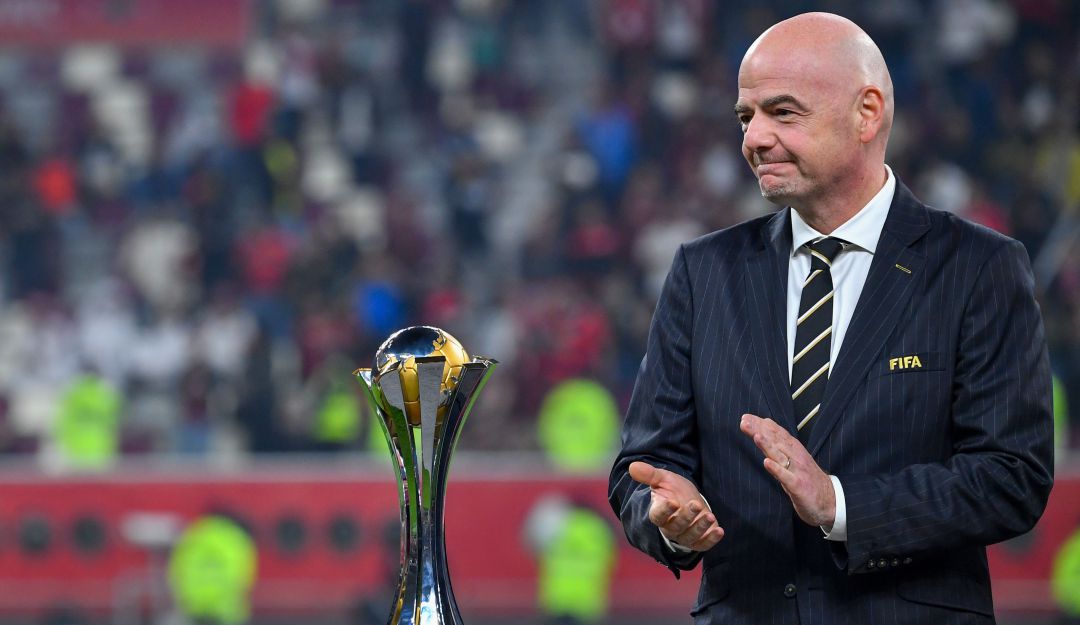 Gianni Infantino, presidente de la FIFA, junto al trofeo del Mundial de Clubes.