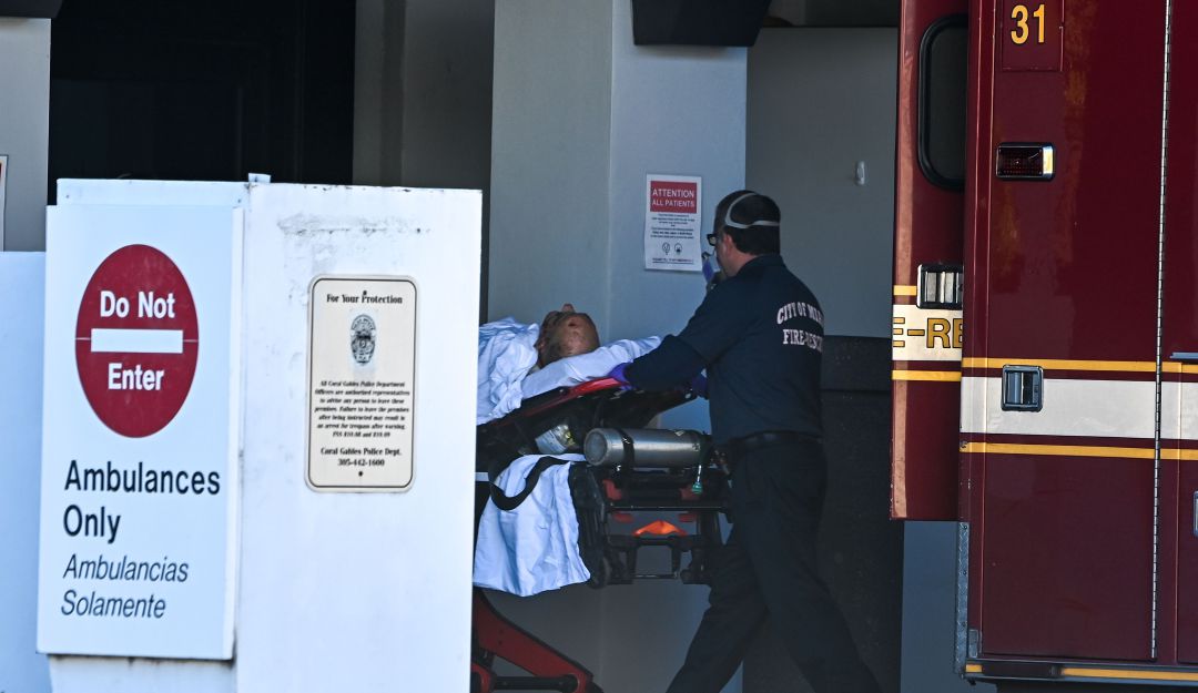 Médicos trasladan paciente positivo por coronavirus en Florida, Estados Unidos.