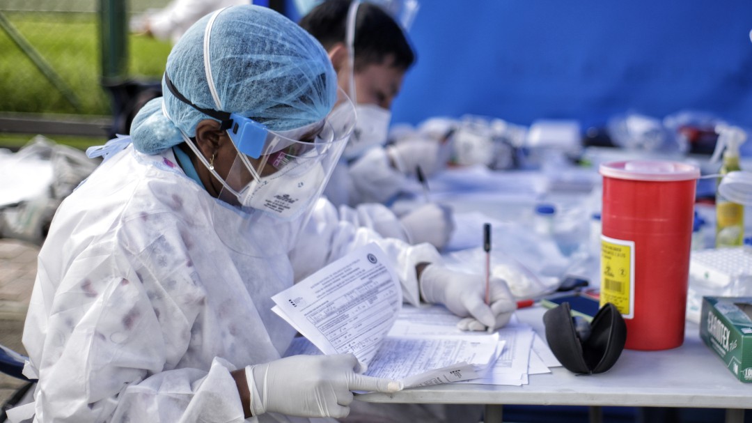 Más de 71 mil trabajadores de salud iniciaron curso de vacunación COVID