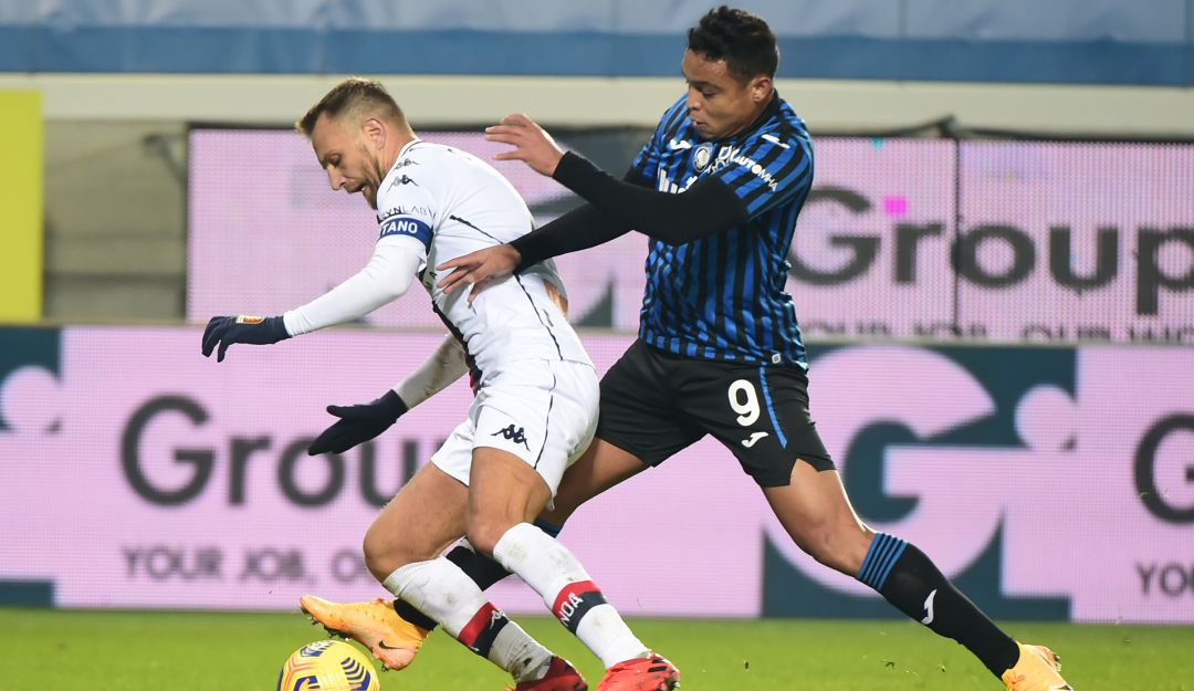 Luis Muriel disputa una pelota ante un jugador del Genoa.