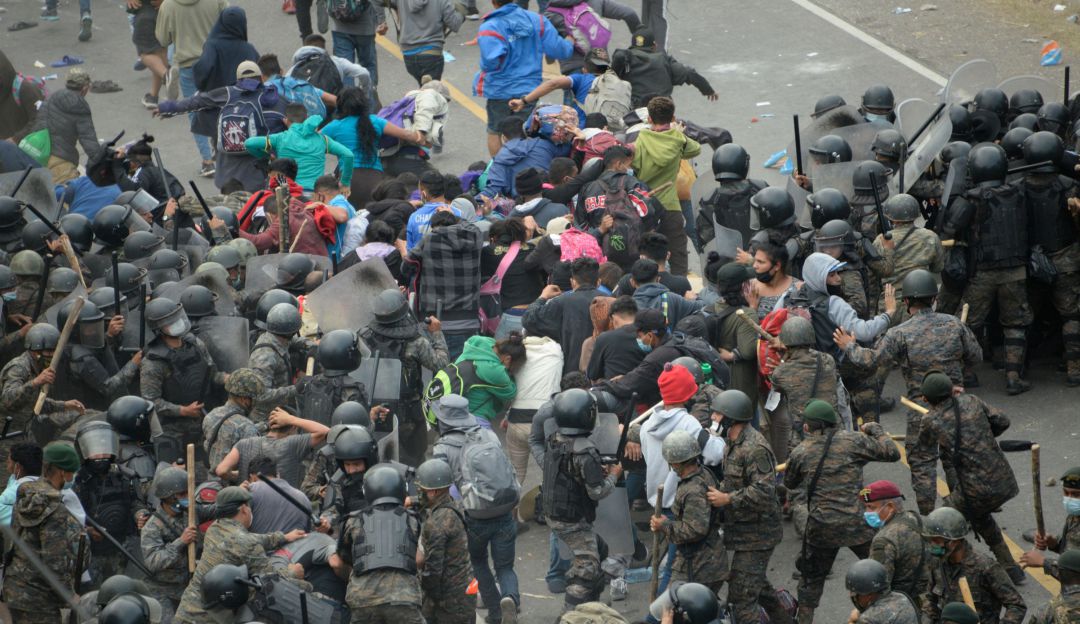Ejército de Guatemala se enfrenta a los migrantes que partieron desde Honduras