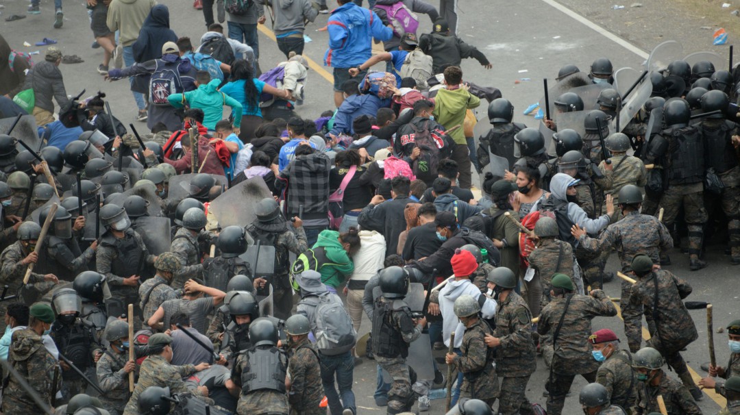Guatemala frenó con violencia caravana de migrantes hondureños