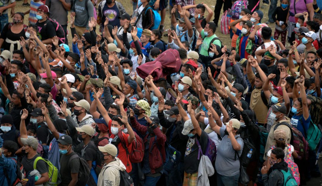 La caravana migrante de centroamericanos durante una oración colectiva mientras piden a las autoridades guatemaltecas que les permitan seguir su rumbo.