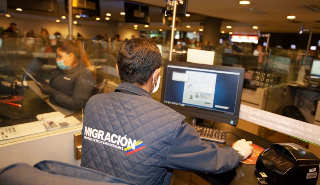 Oficial de Migración Colombia