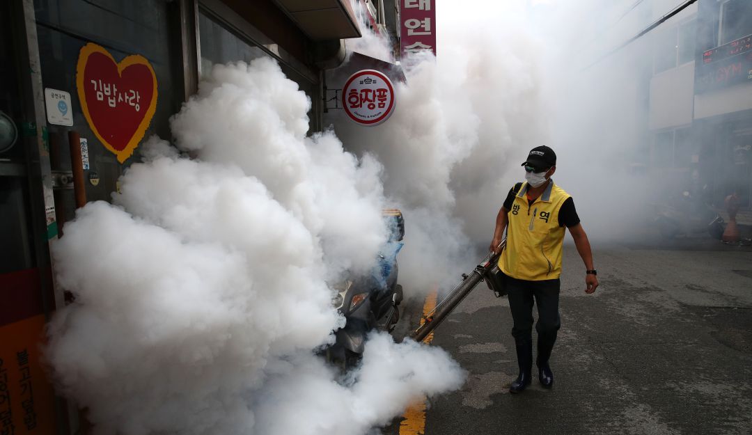 Jornada de desinfección de negocios en Corea del Sur.