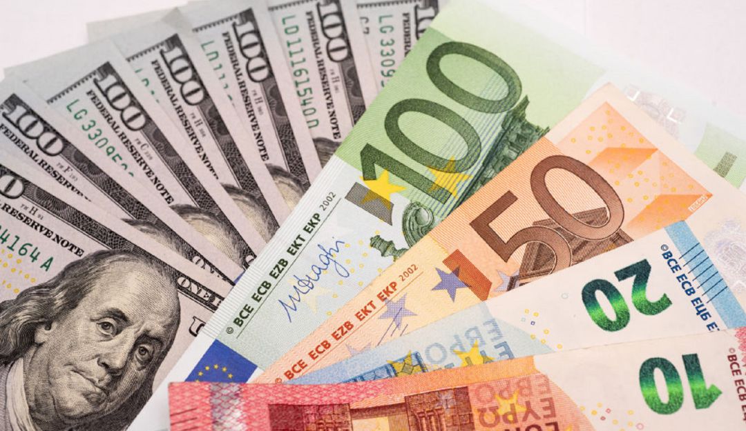 Euro y dólar estadounidense.