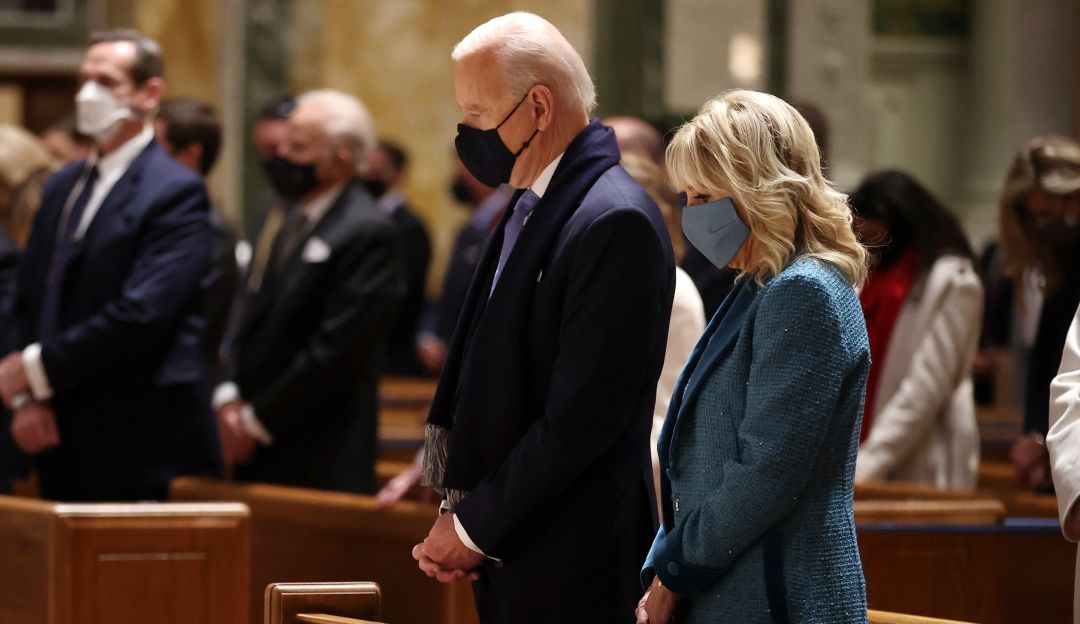 Joe y Jill Biden en misa antes de la posesión.