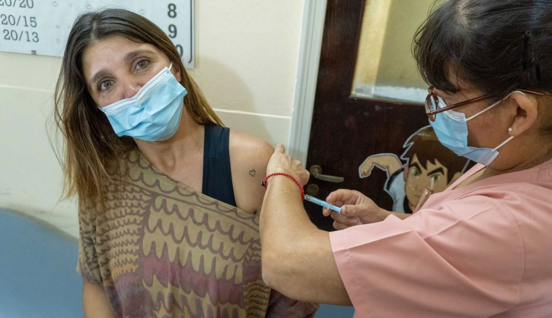 Trabajadores de la salud argentinos reciben una dosis de la vacuna Sputnik V contra el coronavirus.