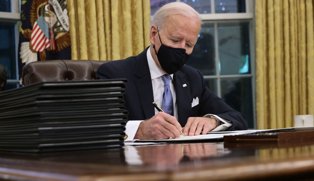 Joe Biden durante la firma de varias acciones ejecutivas en su primer día como presidente de los Estados Unidos.