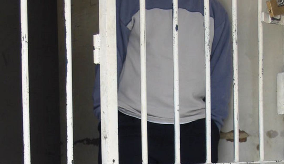 El hombre tras las rejas pagando su condena