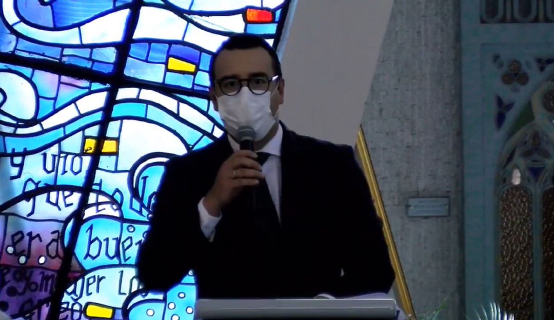 Iván Trujillo, hijo de Carlos Holmes Trujillo, en la eucaristía presidida por el monseñor Fabio Suescún Mutis.