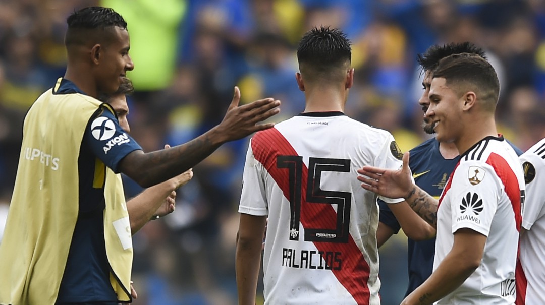 Nuevas críticas a Villa en Argentina: mostró camisetas de River en su casa
