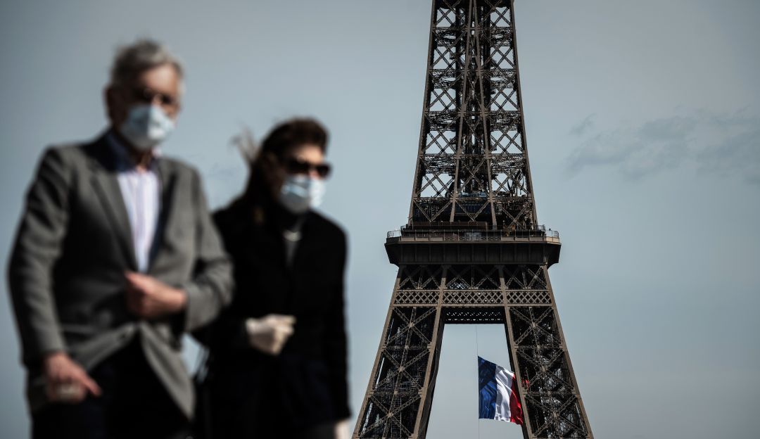 Turistas en París en medio de la escalada de medidas para frenar los contagios de coronavirus.