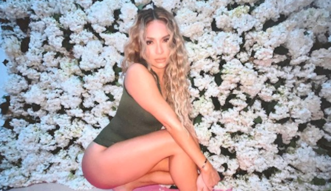 Kimberly Reyes en vestido de baño