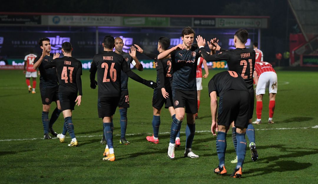 Los jugadores del Manchester City celebran la remontada ante el Cheltenham.