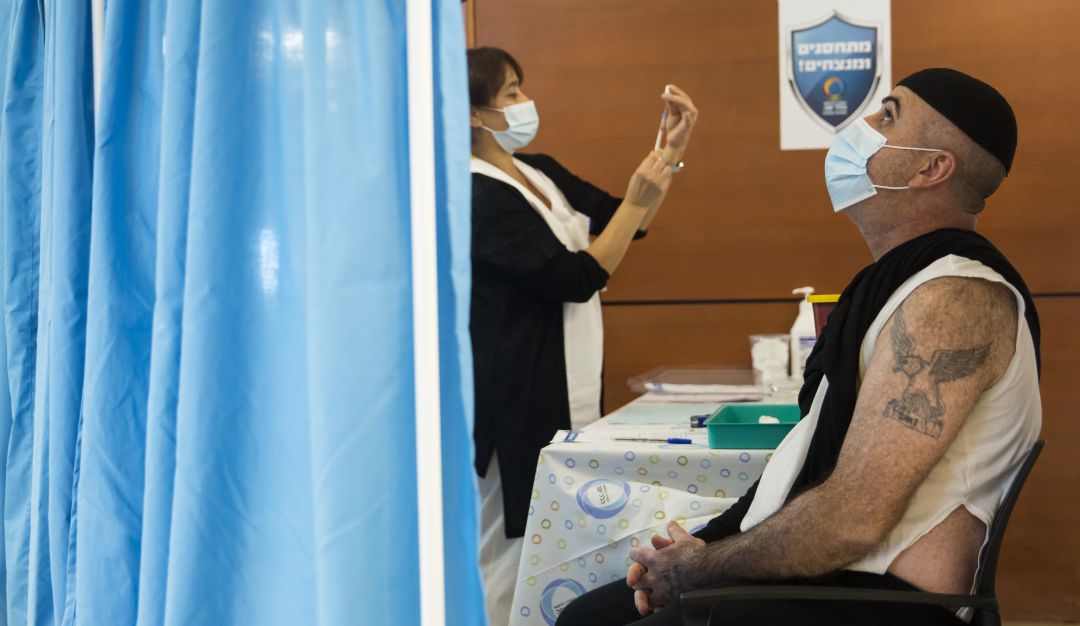 A casi un mes de haber iniciado las vacunaciones, Israel ha inmunizado casi a la cuarta parte de la población contra el coronavirus.