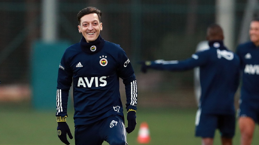 Fenerbahce oficializó la contratación de Mesut Özil