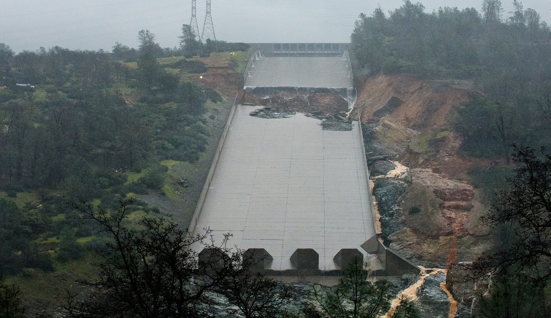 Rompimiento de la represa cercana a Oroville en California.