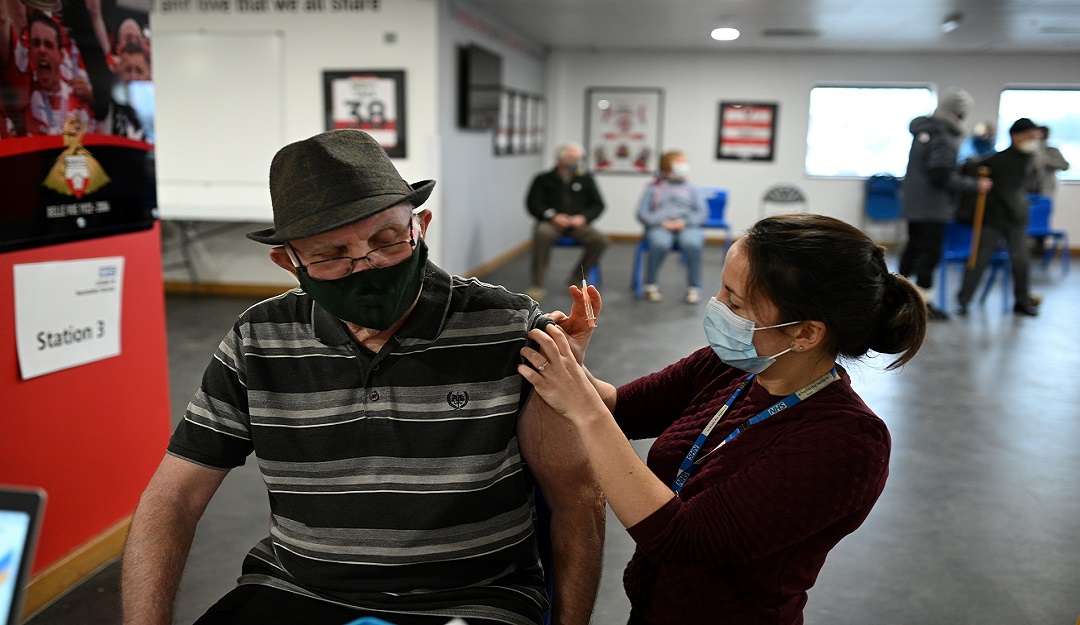 Centro de vacunación contra el coronavirus en Doncaster, al norte de Inglaterra.