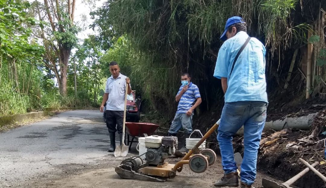Reparación de puntos críticos, en la vereda La Aurora de Manizales.