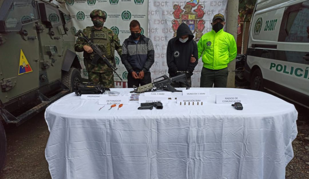 A los capturados les fueron incautados un fusil 5.56 mm, una pistola, proveedores, munición, entre otros