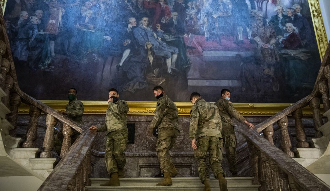 Tropas de la Guardia Nacional recorren el Capitolio tras el ataque ocurrido el 6 de enero.