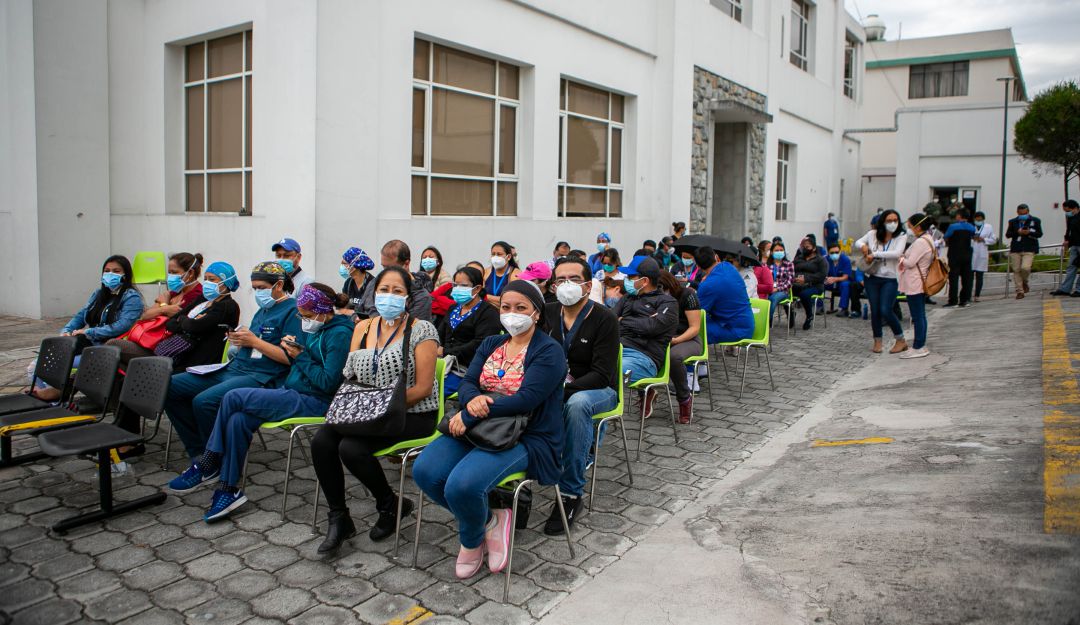 Trabajadores de la salud a la espera de su turno para aplicarse la vacuna contra el coronavirus en Quito.