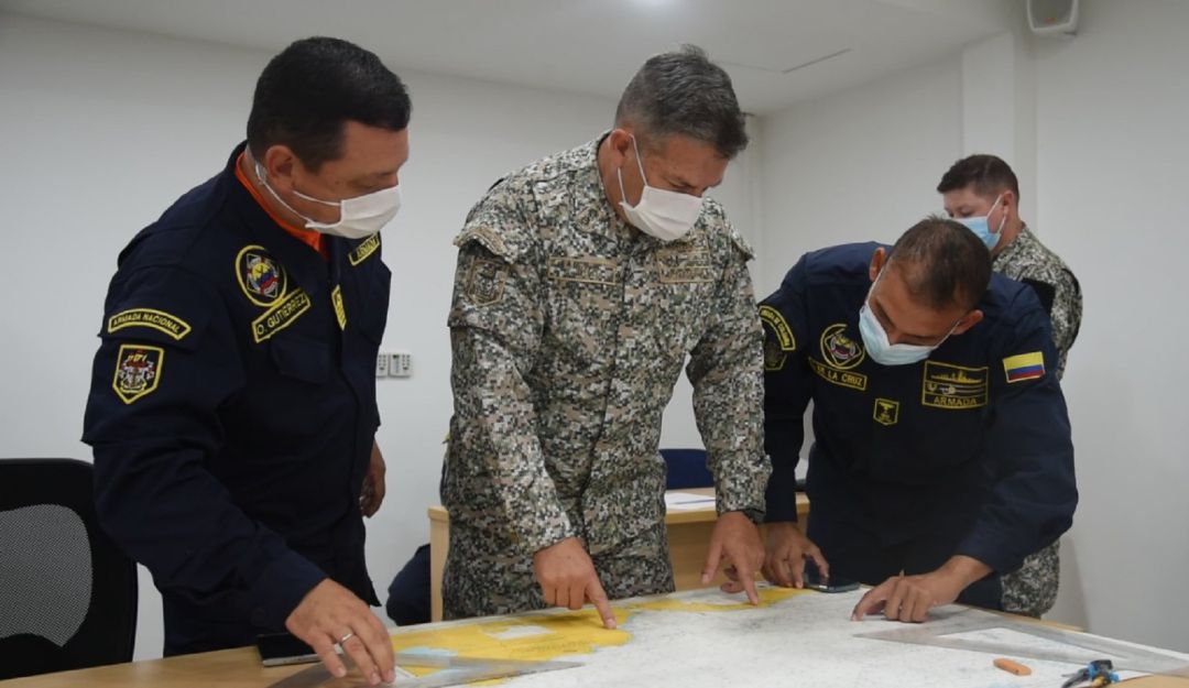 En el centro, contralmirante Juan Ricardo Rozo, Comandante de la Fuerza Naval del Caribe, liderando la búsqueda de buque desaparecido.