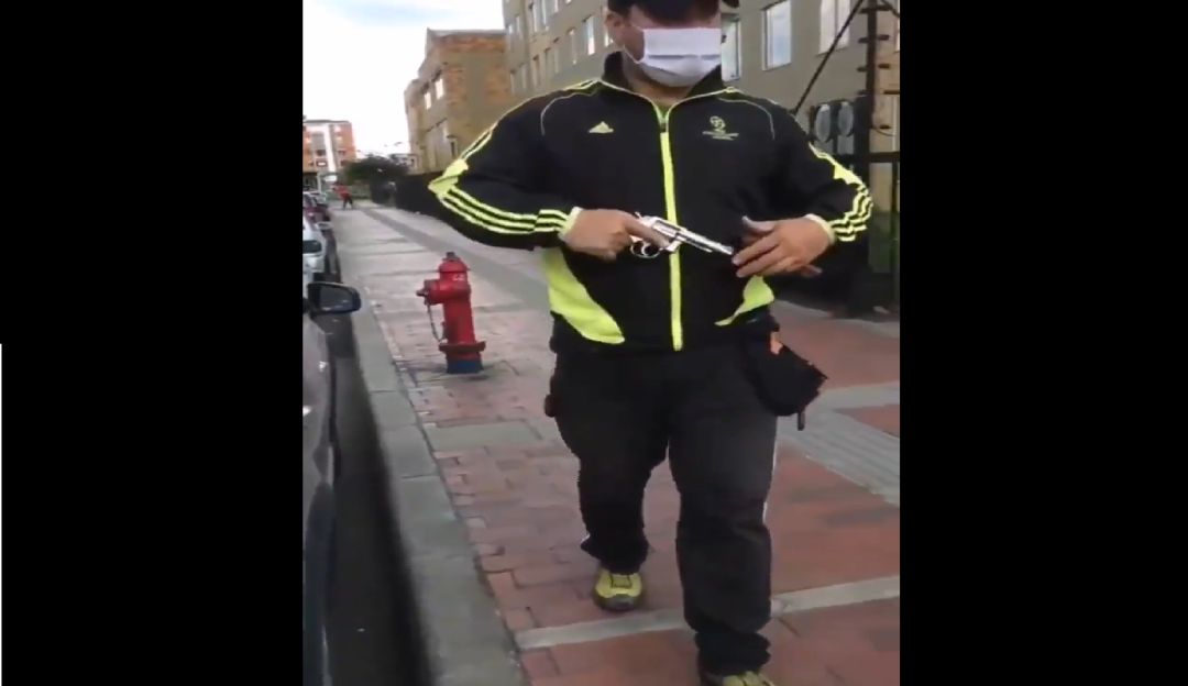 Hombre armado intimida a jóvenes grafiteros