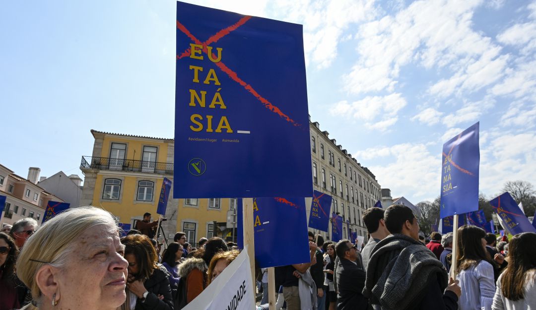 Las manifestaciones en contra de la despenalización de la eutonasia se han repetido año tras año a las afueras del parlamento de Portugal.