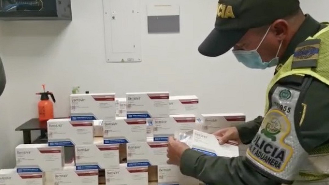 Mujer pretendía ingresar medicamento no autorizado como vacuna de COVID