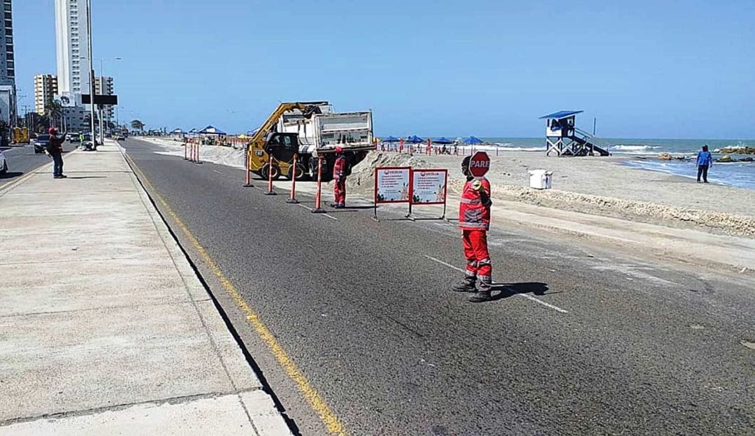 Las fuertes brisas acumulan la arena a lo largo del corredor vial
