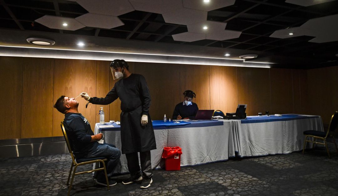Toma de prueba PCR a pasajeros que aterrizan en Ciudad de México.