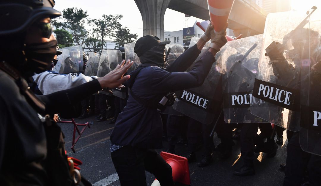 Enfrentamientos entre fuerzas policiales y ciudadanos ante la detención de líderes políticos y étnicos en Myanmar.